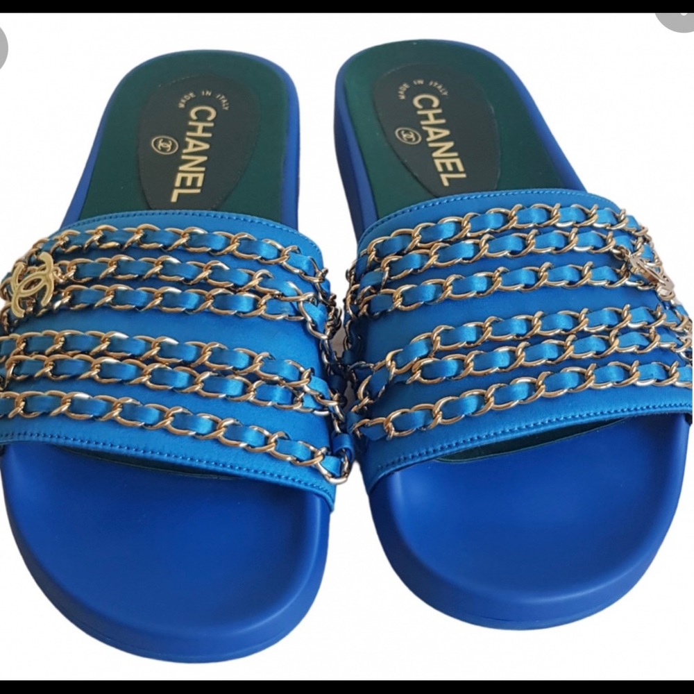 Chanel slides with gold chain 🔥💙
